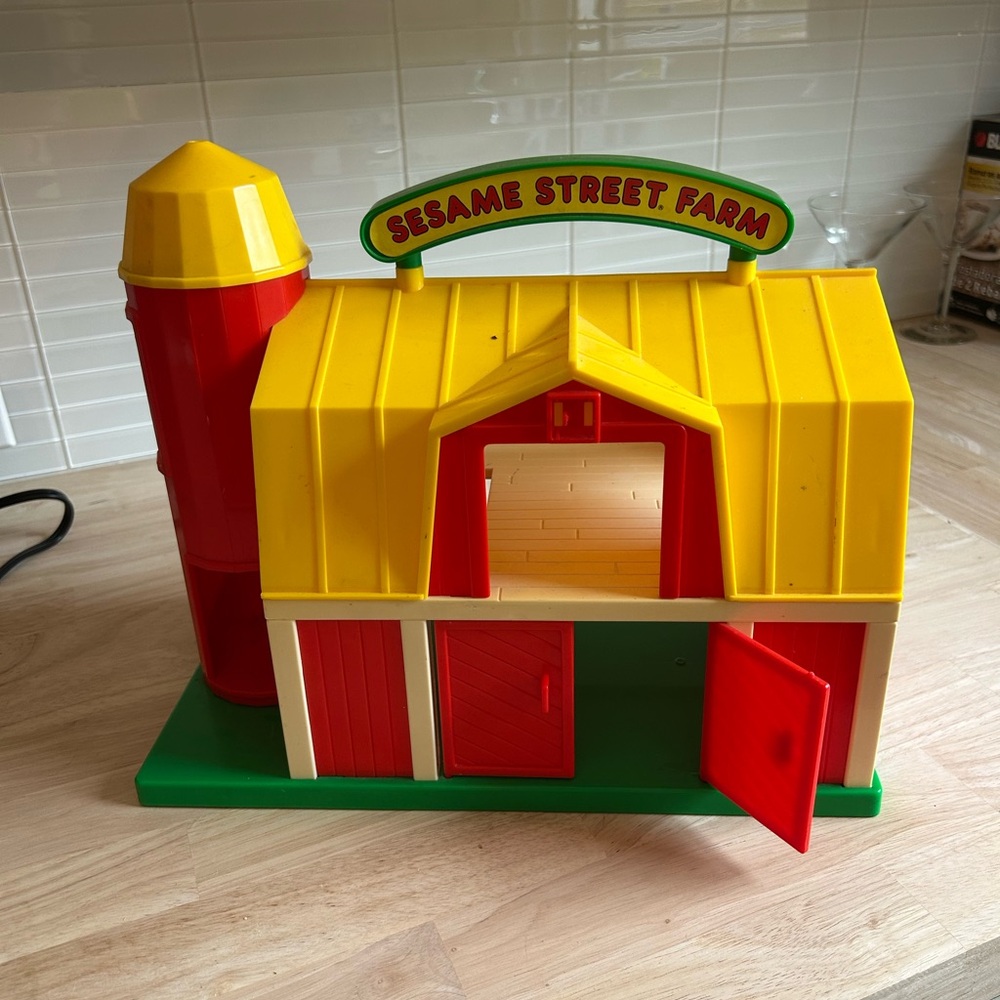 Sesame Street Farm Barn Playset - Yellow, Red, Green